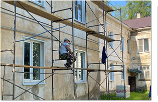 В д. 4 по ул. Ленина в Мантурово проходит капитальный ремонт фасада