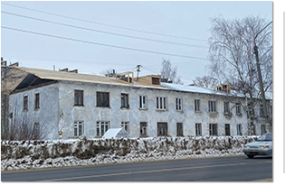 Подрядная организация выполняет капитальный ремонт крыши в двухэтажном многоквартирном доме в г. Кострома