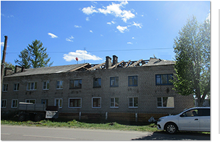 В доме №10 по ул. Некрасова в п. Мисково Костромского района проходит капитальный ремонт крыши