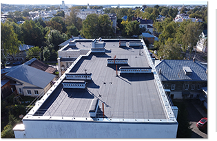 В одном из домов по улице Свердлова в Костроме завершили капитальный ремонт плоской крыши